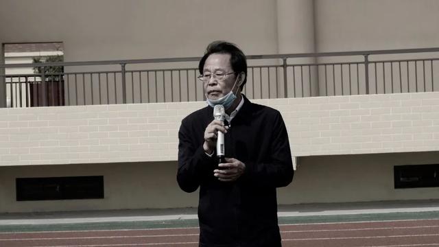 南陽一完學(xué)校志哀活動(dòng)：高中部的校長講話火了