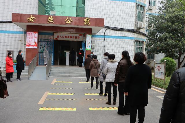 市教育局對(duì)南陽(yáng)一中、南陽(yáng)五中高三開學(xué)準(zhǔn)備工作開展檢查驗(yàn)收