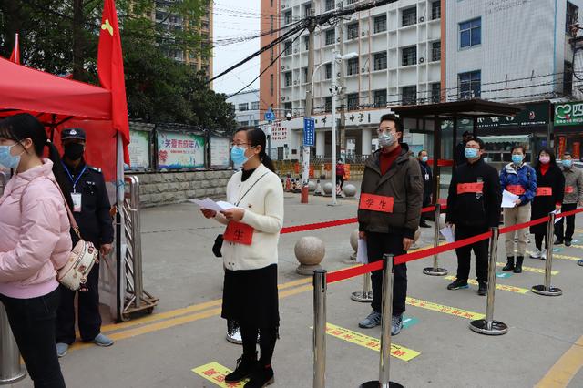 市教育局對(duì)南陽(yáng)一中、南陽(yáng)五中高三開學(xué)準(zhǔn)備工作開展檢查驗(yàn)收