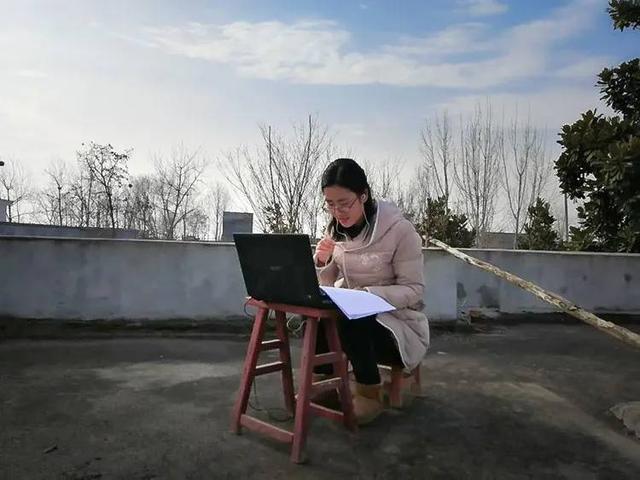 南陽(yáng)一完初中部女老師，在村子里找方法上網(wǎng)課