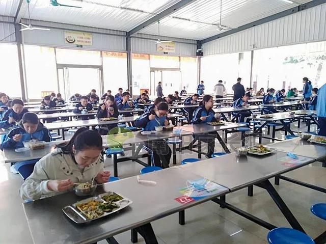 現(xiàn)場：南陽一中返校復(fù)學(xué)首日全流程：貼心、放心