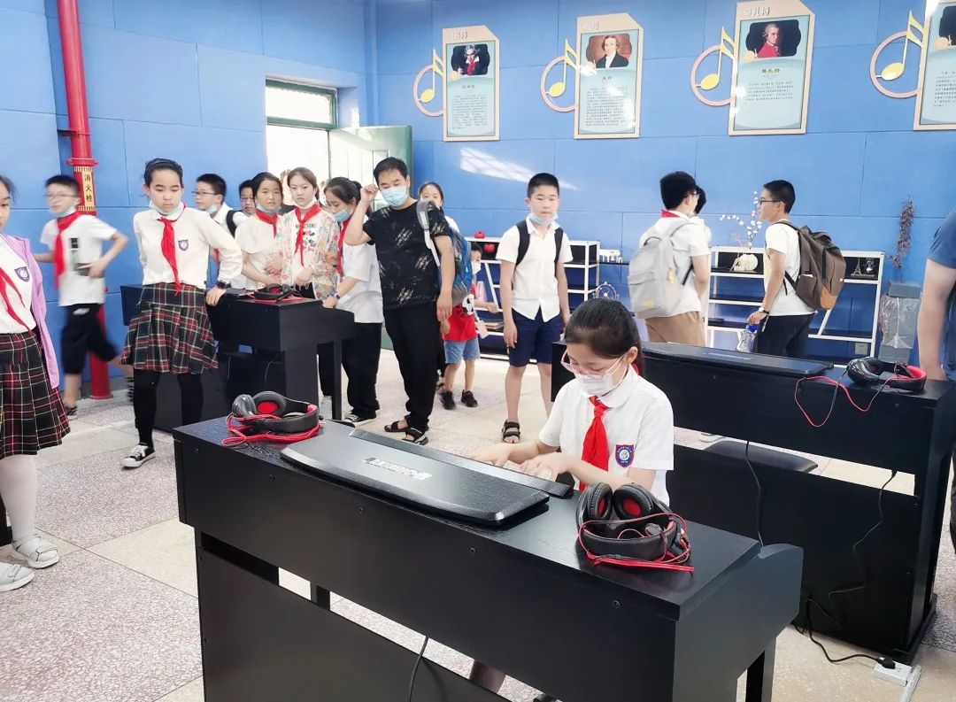 南陽市一完學校音樂室